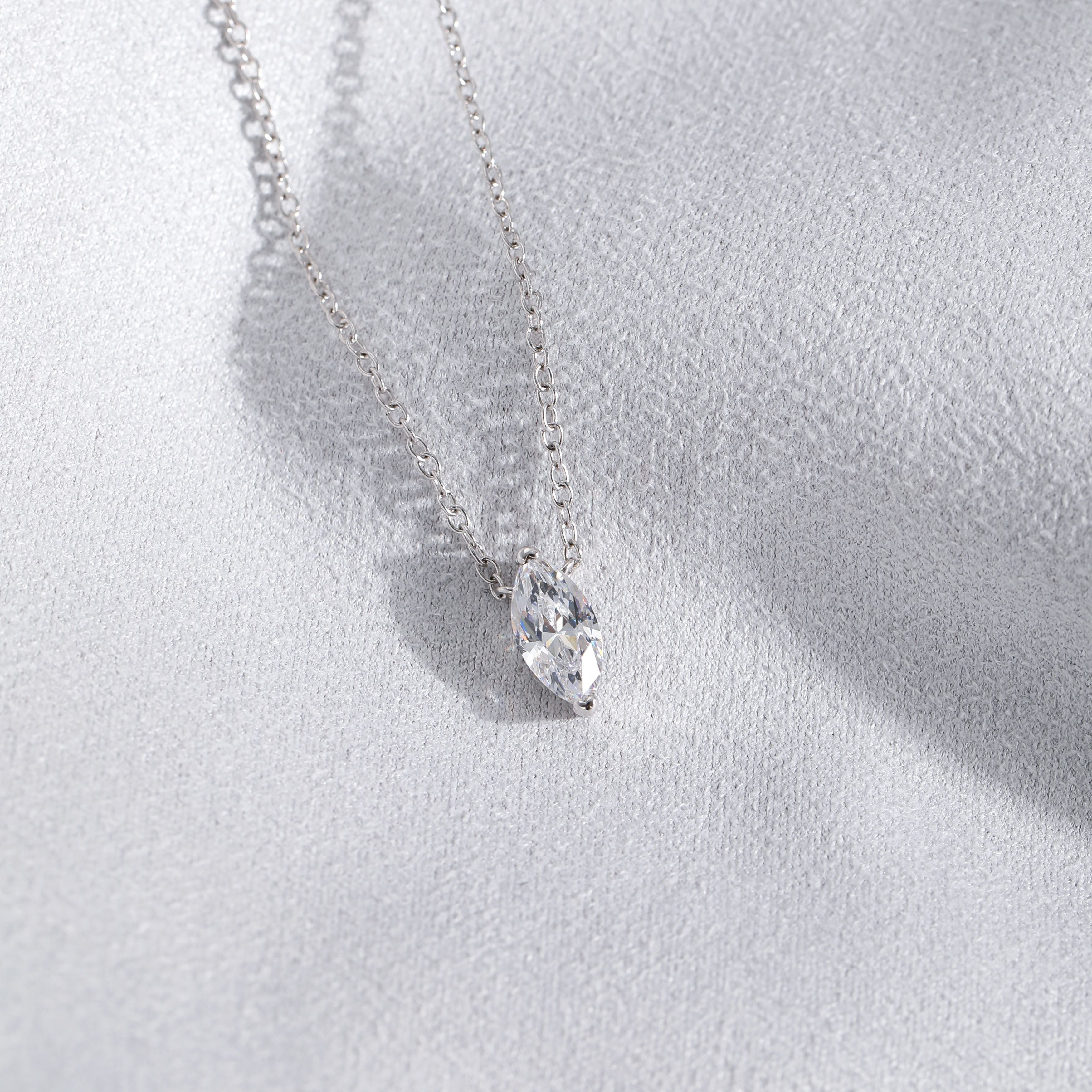 diamond features necklace