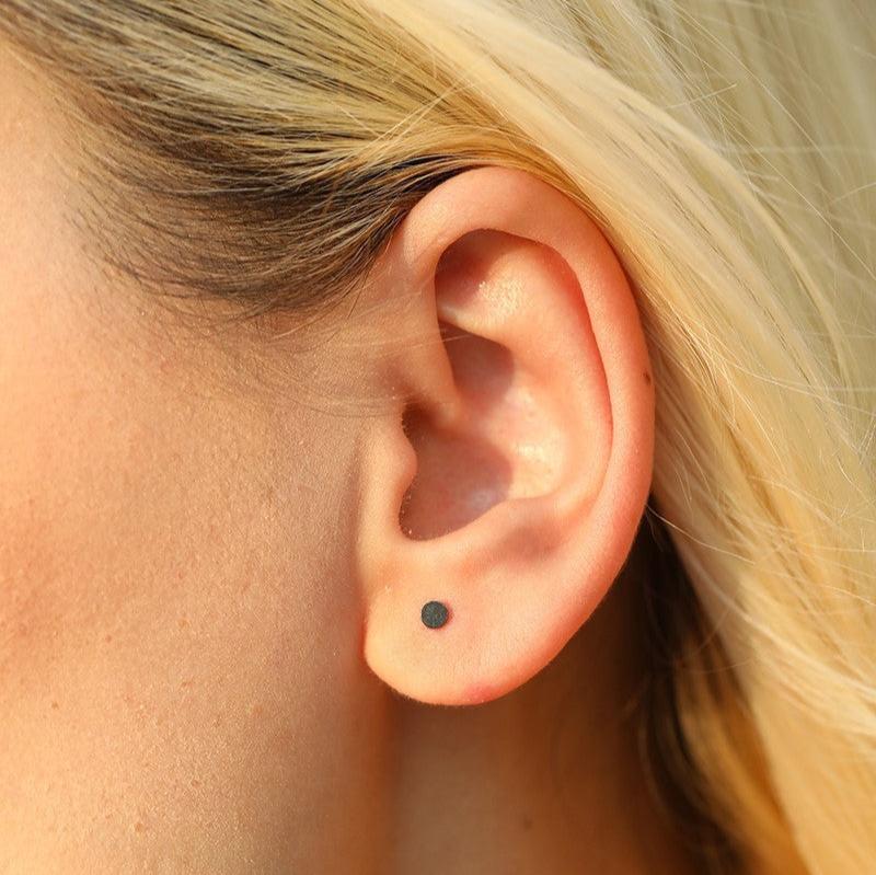 black stud earrings female