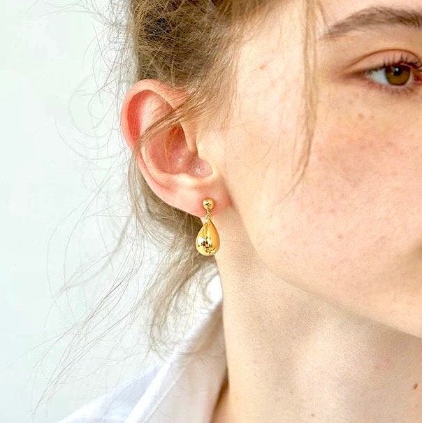 Teardrop studs earrings